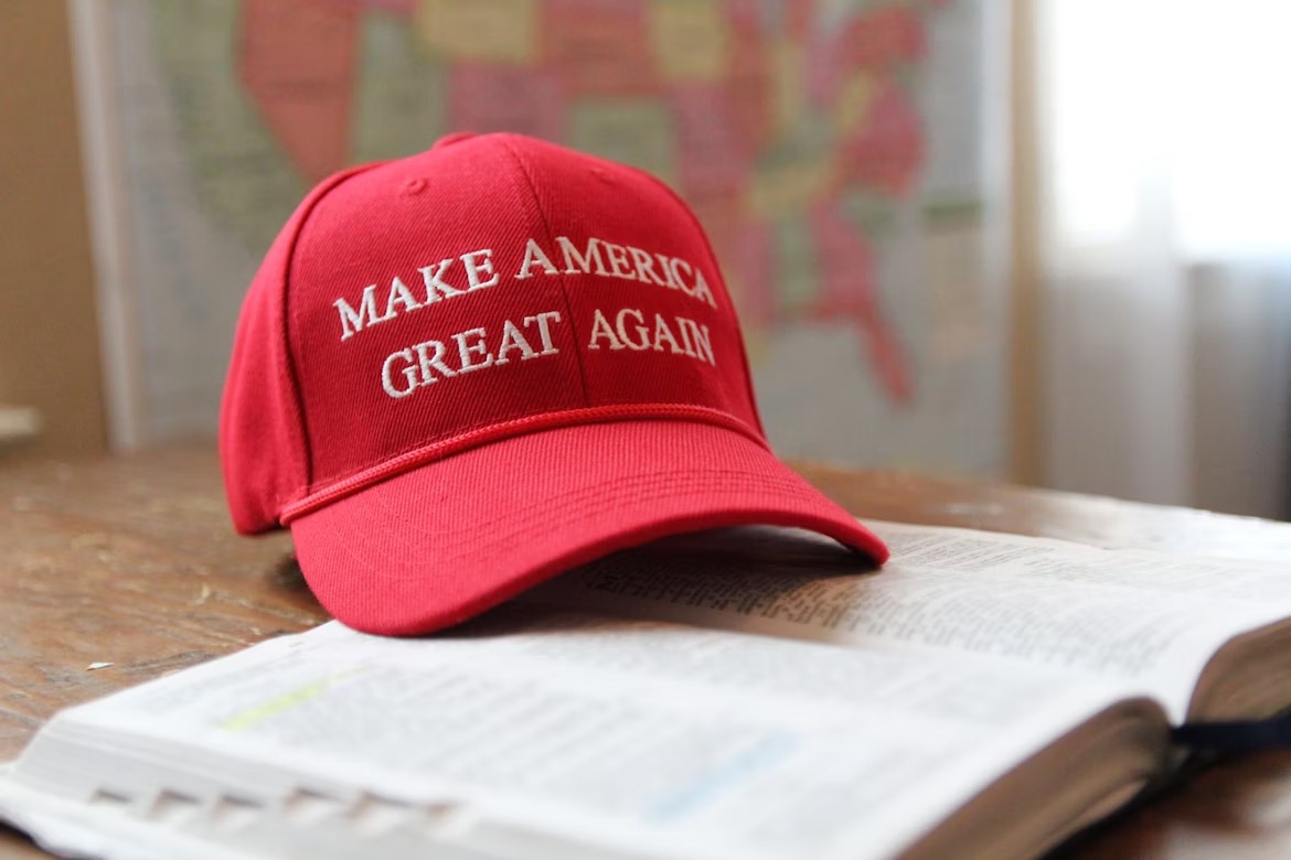 Un sombrero rojo que dice make America great again